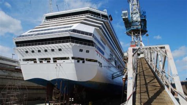 How much do you earn on a cruise ship UK?